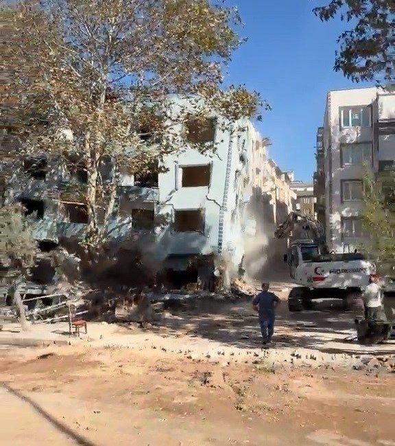 Bursa’nın Mustafakemalpaşa ilçesinde 6 katlı apartmanın yıkımı sırasında korku dolu