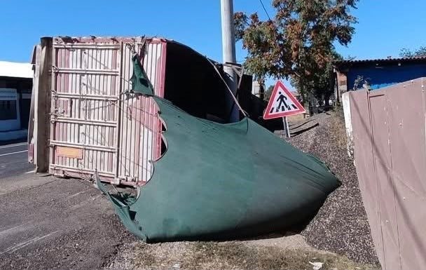 Tekirdağ’ın Hayrabolu ilçesinde ayçiçeği yüklü kamyonun devrilmesi sonucu meydana gelen