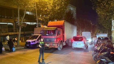 Bağcılar’da seyir halindeki scooter, kamyona çarptı. Kazada ağır yaralanan 49
