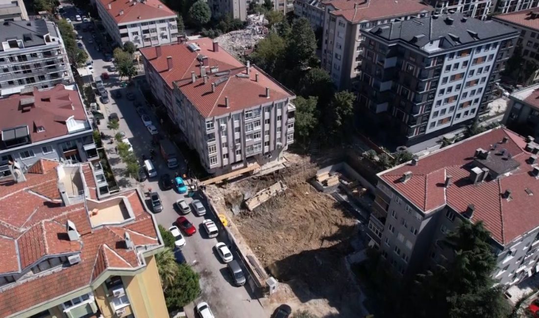 İstanbul Bahçelievler’de kentsel dönüşüm çalışması nedeniyle yapılan temel kazma çalışmaları