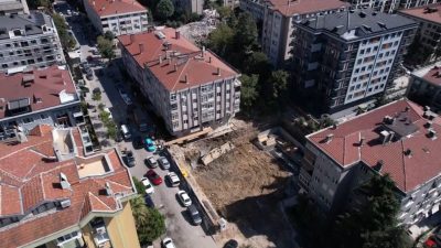 İstanbul Bahçelievler’de kentsel dönüşüm çalışması nedeniyle yapılan temel kazma çalışmaları