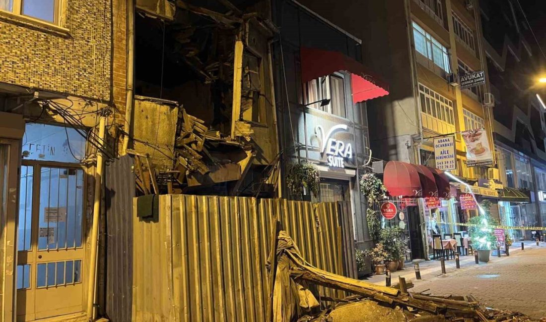 Bakırköy’de metruk binanın üst katı sokağa doğru yıkıldı. Binadaki kısmi