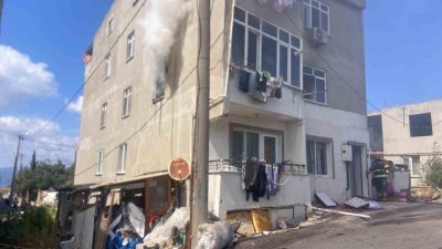 Balıkesir’in Bandırma ilçesinde bir apartmanın ikinci katında çıkan yangın, itfaiye