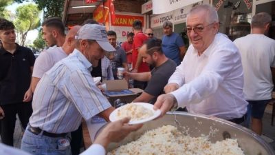Edremit Belediye Başkanı Mehmet Ertaş, İnönü Caddesi esnafı tarafından şehitler