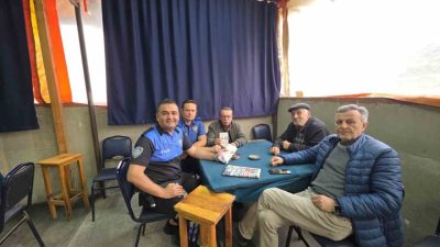 Bilecik’in Bozüyük ilçesinde polis ekipleri tarafından kıraathanelerde bulunan vatandaşlara broşür