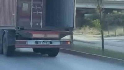 Bursa’da tırın açık unutulan dorse kapağı tehlike saçtı. O anlar