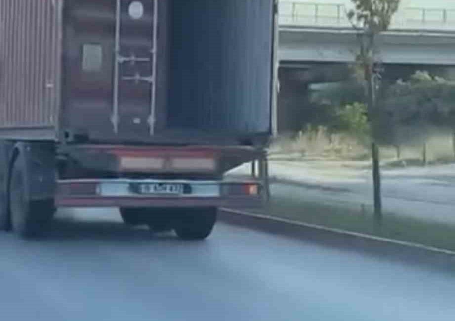 Bursa’da tırın açık unutulan dorse kapağı tehlike saçtı. O anlar