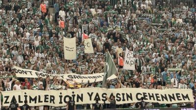 Bursasporlu taraftarlar savaş suçlusu Ratko Mladiç’in kareografisini yapan Kızılyıldız’a pankartla