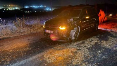 Çanakkale’nin Çan ilçesinde saman yüklü traktöre çarpan otomobilin sürücüsü yaralandı.
