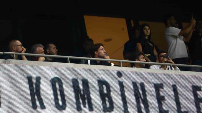 Beşiktaş’ın Sırp golcüsü Dusan Vlahovic, Erzurumspor FK müsabakasını tribünden takip