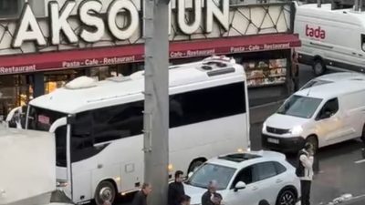 E-5 Karayolu Haramidere mevkiinde Yağmur nedeniyle kayganlaşan yolda kamyonet ve