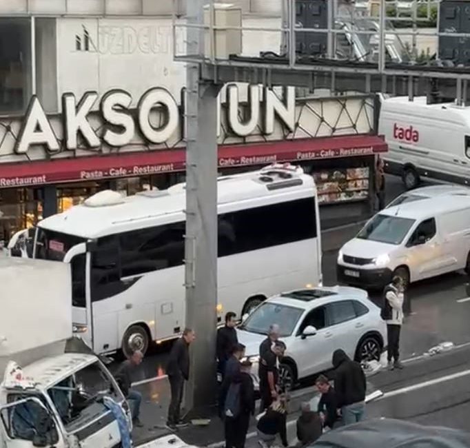E-5 Karayolu Haramidere mevkiinde Yağmur nedeniyle kayganlaşan yolda kamyonet ve