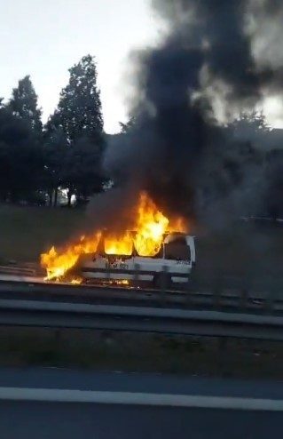 Esenler’de servis minibüsünde henüz bilinmeyen sebeple çıkan yangın itfaiye ekiplerince