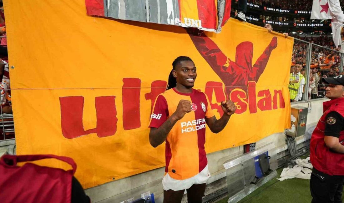 Galatasaray’ın Portekizli futbolcusu Rafael Leao, Kocaelispor maçının ardından sarı-kırmızılı taraftarlara