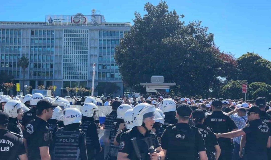 Fatih Saraçhane’de bulunan İstanbul Büyükşehir Belediyesi önünde toplanan çalışanlar, Sosyal