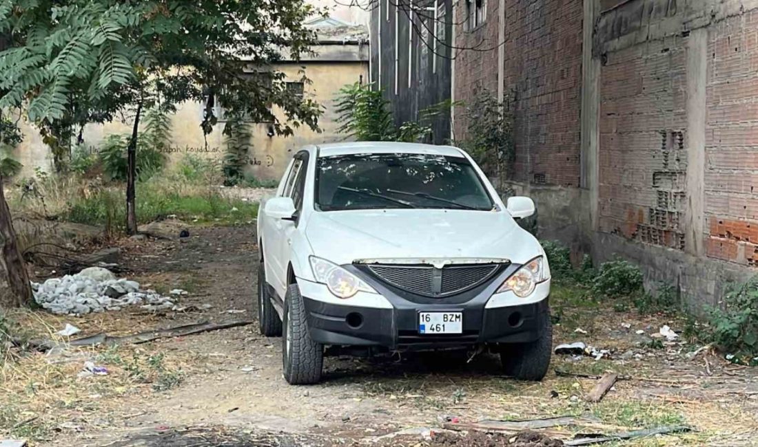 Bursa’nın Osmangazi ilçesinde park halindeki otomobile kendini kilitleyen kadın, ekiplere