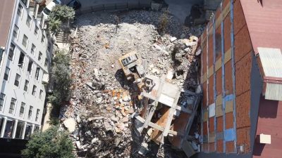 İstanbul Küçükçekmece’de kentsel dönüşüm kapsamında yıkımı gerçekleştirilen bir binada kısmi