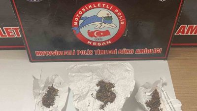 Edirne’nin Keşan ilçesinde, polisin durumundan şüphelenerek durdurduğu 2 kişinin üstünden