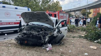 İstanbul Küçükçekmece’de yola çıkan bisikletliye çarpmamak için sürücünün direksiyonu kırması