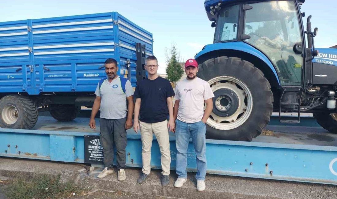 Balıkesir’in Manyas ilçesinde başlayan ayçiçeği hasadı tüm hızıyla devam ederken,