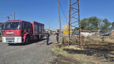 Tekirdağ’ın Muratlı ilçesinde boş bir arsada çıkan yangın itfaiye ekiplerince