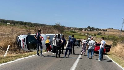 Kırklareli’nin Pehlivanköy ilçesinde ambulans ile iki otomobilin karıştığı trafik kazasında