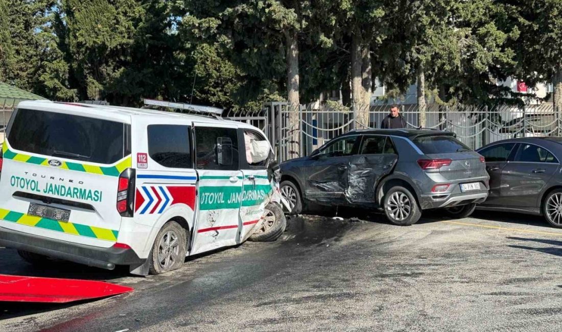 İstanbul Silivri ilçesinde, TEM Bağlantı yolu üzerinde jandarma aracı ile