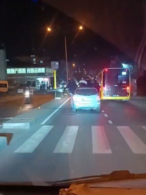 İstanbul Arnavutköy’de bir grup genç, hareket halindeki aracın kaputuna ve