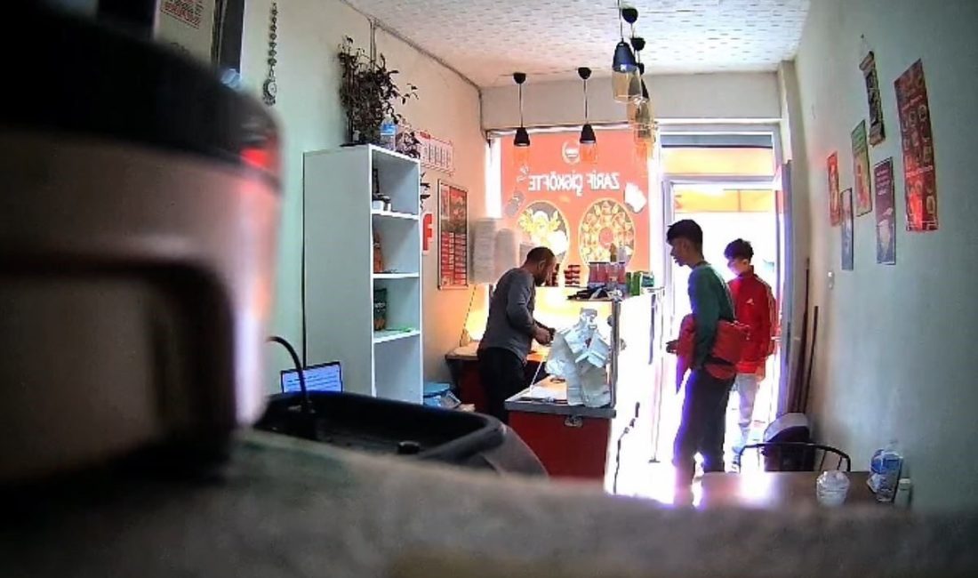 İstanbul Arnavutköy’de iki kişi, geldikleri çiğköftecide sipariş ettikleri dürüm, tatlı