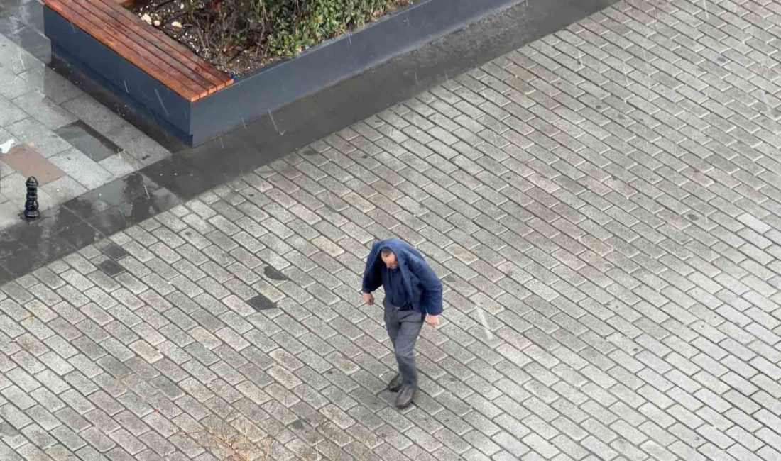 İstanbul Arnavutköy’de aniden bastıran dolu yağışı, vatandaşlara zor anlar yaşattı.