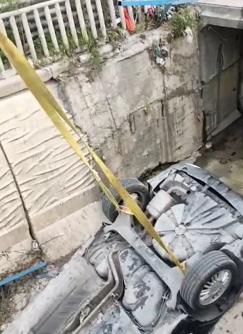 İstanbul’un Arnavutköy ilçesinde, sürücüsünün direksiyon hâkimiyetini kaybettiği otomobil, yol kenarındaki