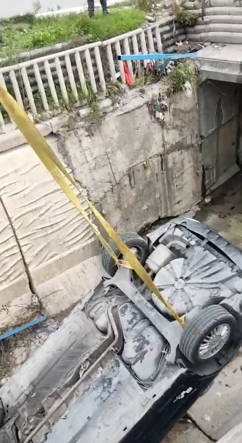 İstanbul’un Arnavutköy ilçesinde, sürücüsünün direksiyon hâkimiyetini kaybettiği otomobil, yol kenarındaki