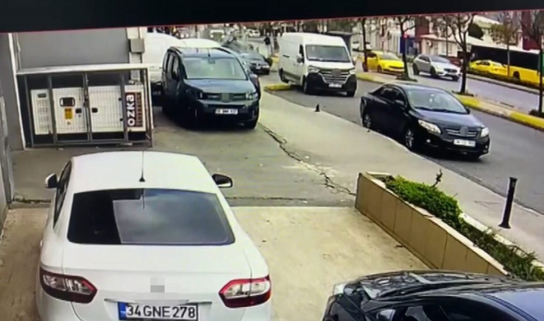 Ataşehir’de yağış nedeniyle kayganlaşan yolda kontrolden çıkan otomobil, 3 araca
