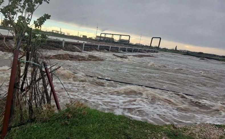 Çanakkale’nin Ayvacık ilçesinde etkili olan şiddetli sağanak yağışlar sebebiyle Tuzla