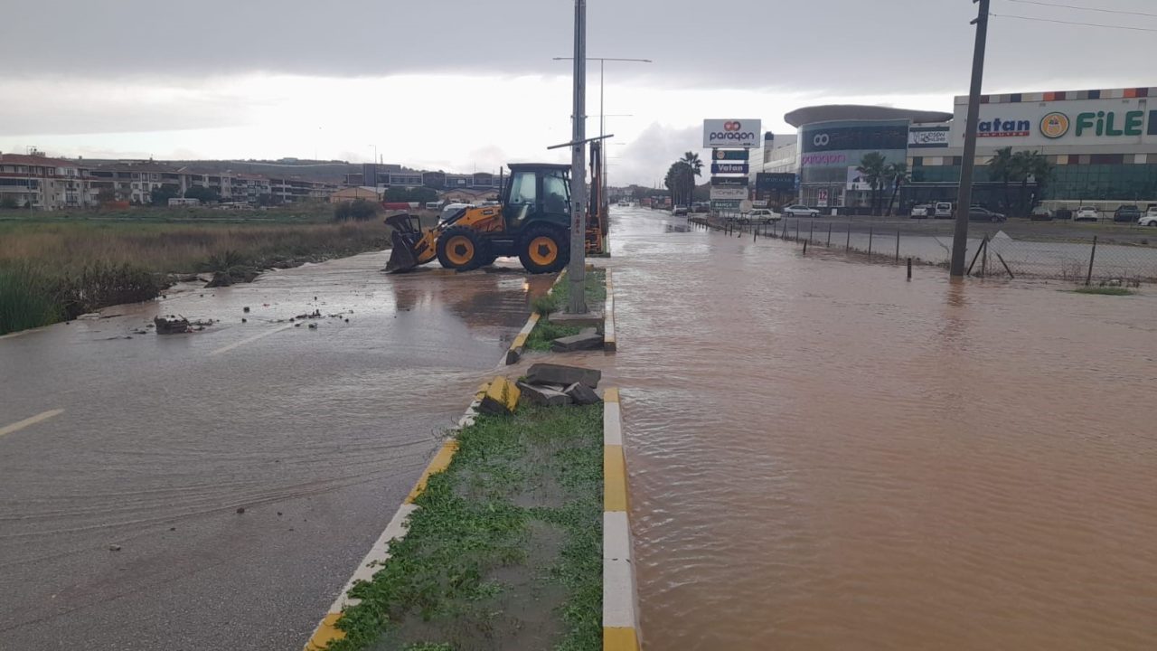 Balıkesir’in Ayvalık ilçesinde de etkili olan çok kuvvetli yağış nedeniyle