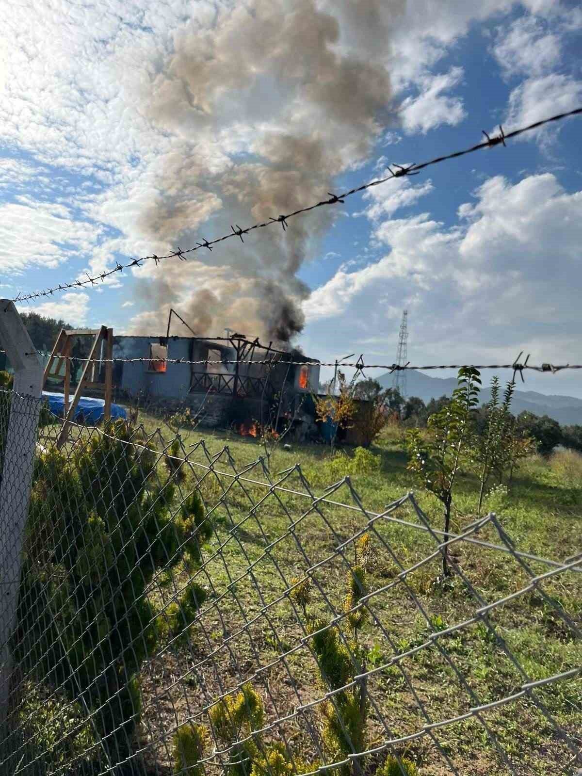 Bilecik’te bir bağ evinde çıkan yangında ev kullanılamaz hale geldi.