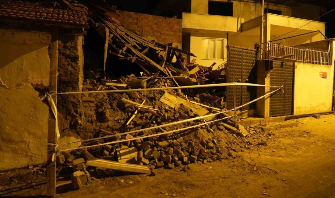 Balıkesir’in Edremit ilçesi Darsofa Mahallesi’nde bulunan metruk bir bina çöktü.