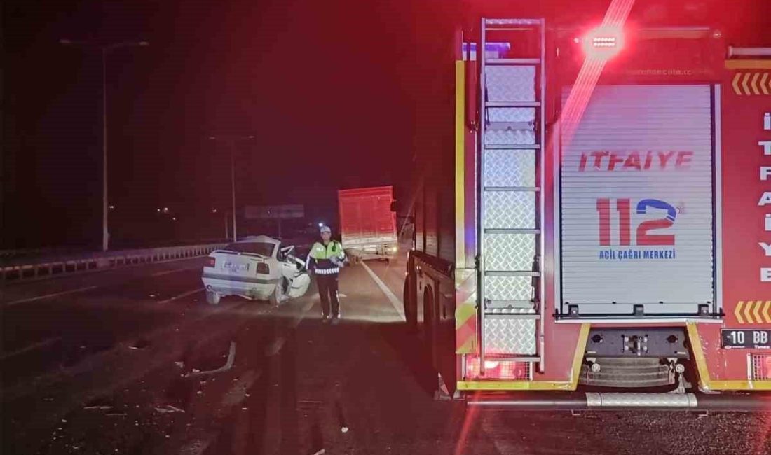 Balıkesir’in Susurluk ilçesinde seyir hakindeki otomobil önde giden tıra arkadan