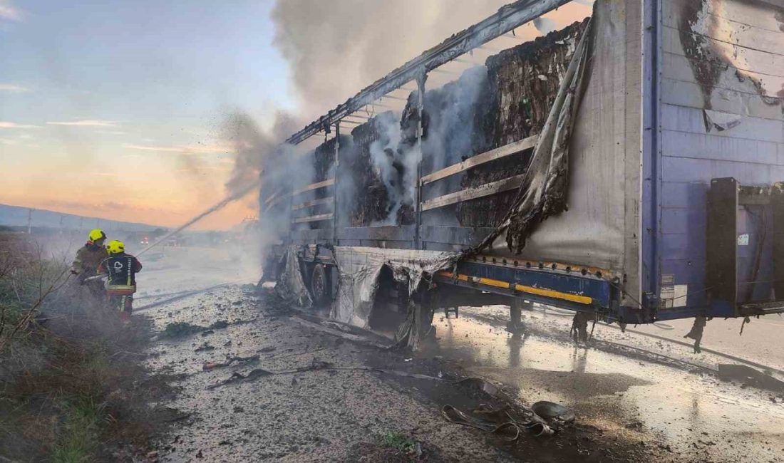 Balıkesir-Bandırma karayolunda seyir halindeki karton yüklü tırın dorsesinde yangın çıktı.
