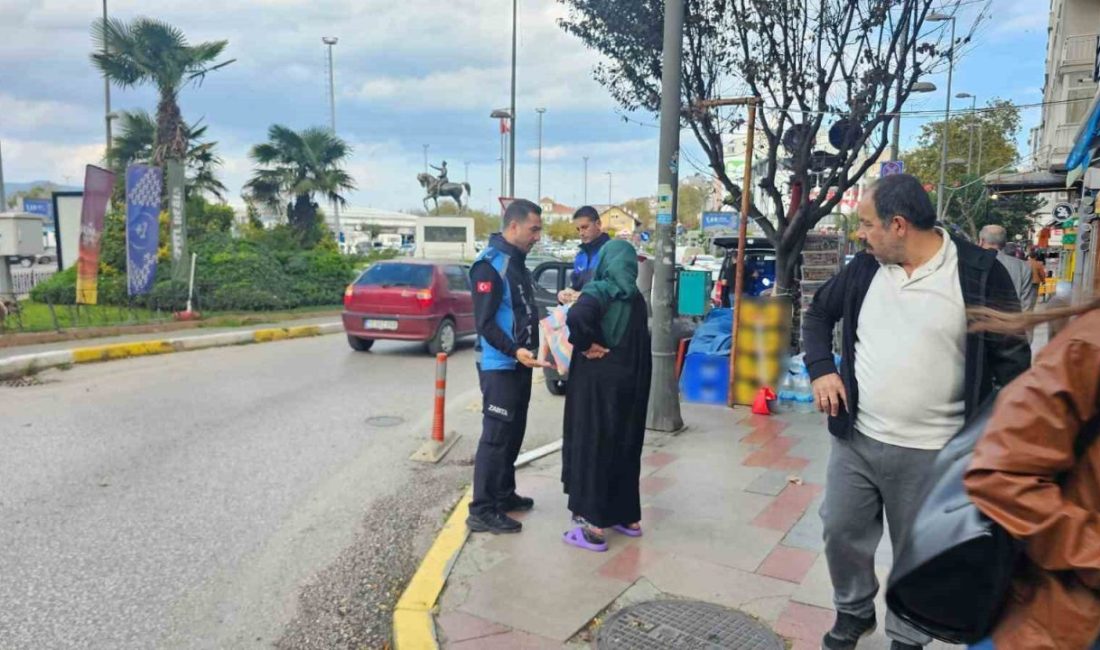 Bandırma’da zabıta ekipleri, vatandaşların duygularını istismar ederek dilenen bir kadını