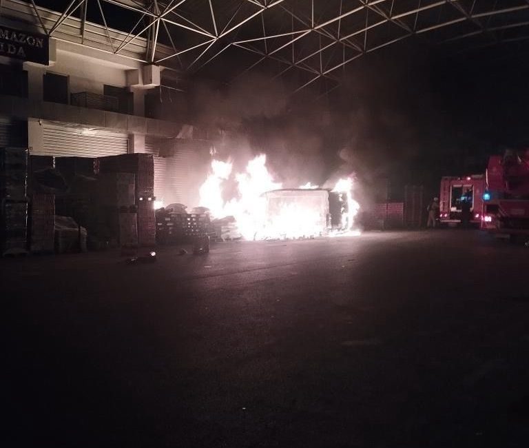 Başakşehir’deki, İstanbul Gıda Toptancılar Çarşısı Sitesi’nde (İGTOT) ambalaj dükkanı önündeki