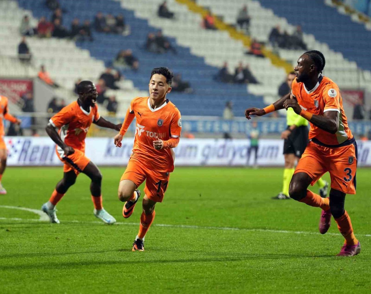 Başakşehir’in Ganalı defans oyuncusu Jerome Opoku, Kasımpaşa maçında gördüğü sarı
