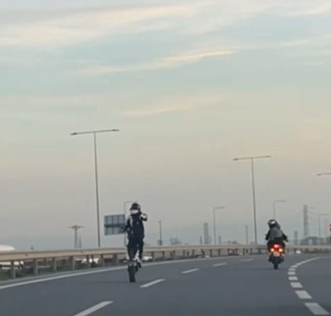 İstanbul Başakşehir’de motosikletiyle trafikte akrobatik hareketler yaparak diğer sürücülerin hayatını
