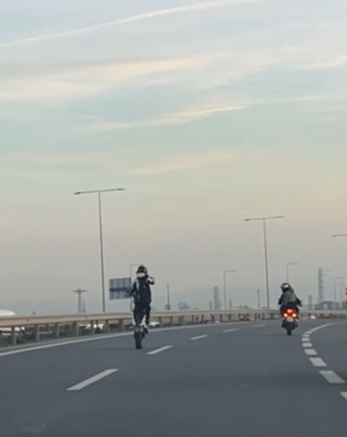 İstanbul Başakşehir’de motosikletiyle trafikte akrobatik hareketler yaparak diğer sürücülerin hayatını