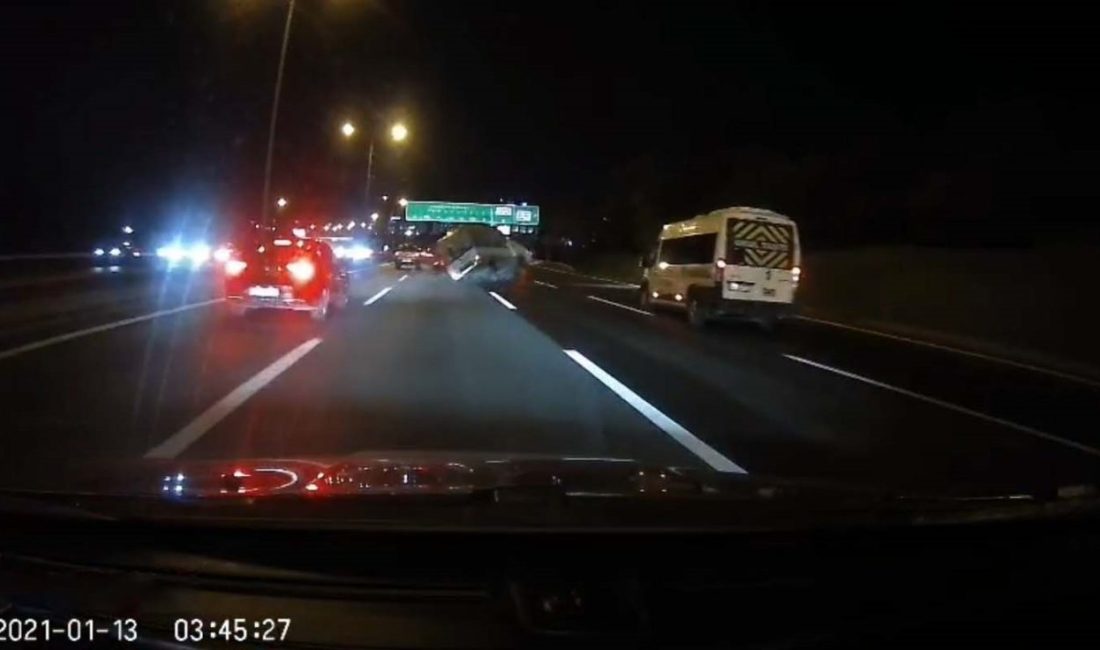 Kavacık’ta trafikte araçların arasından makas atarak ilerleyen bir otomobil, kontrolünü