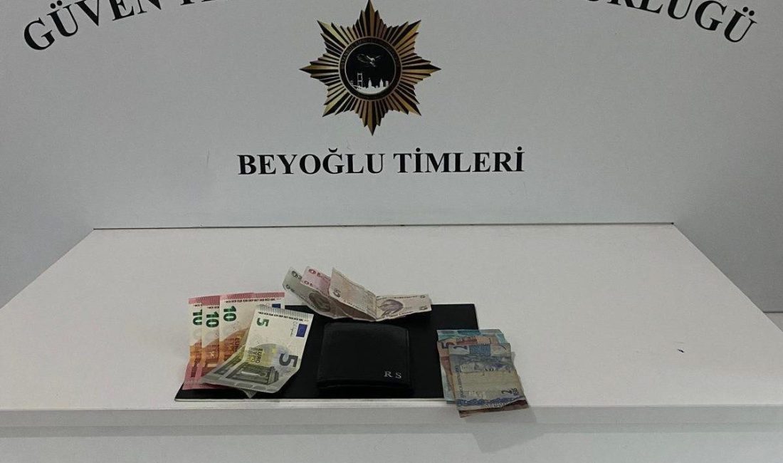 Beyoğlu’nda Güven Timleri, yankesicilik yapan şahsı suçüstü yakaladı. O anlar