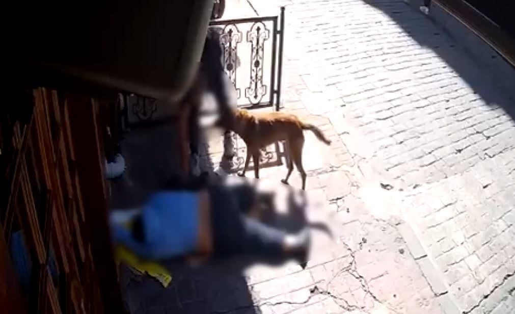 İstanbul’un Beyoğlu ilçesinde sara nöbeti sonrası bayılan adamın kıyafetini ve