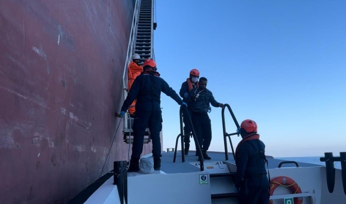 Çanakkale Boğazı’ndan geçiş için sıra bekleyen ‘WALRUS’ isimli tankerde görevli