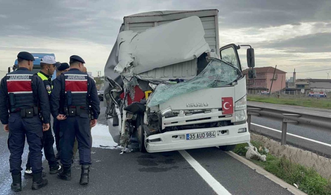 Tekirdağ’ın Ergene ilçesinde tıra arkadan çarpan mürekkep yüklü hurdaya dönen
