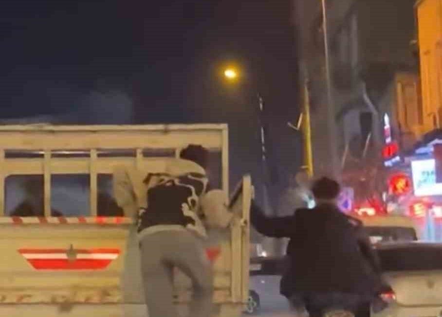 Bursa’nın İnegöl ilçesinde iki gencin trafikte yaptığı tehlikeli yolculuk amatör